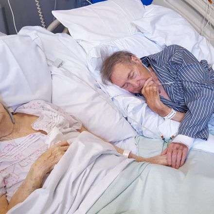 Elderly couple married 67 years placed next to each other in hospital for the last time