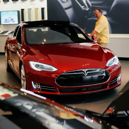 Tesla Withstands GM-Backed Effort to Ban Direct Sales in Indiana