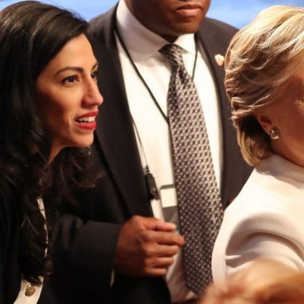 Weiner hands laptop over to FBI as Clinton keeps her distance