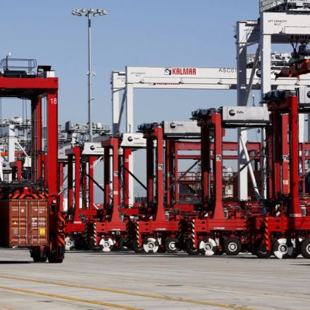 Massive Robots Keep Docks Shipshape