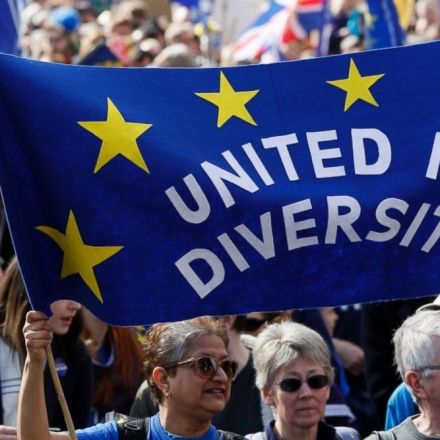 Thousands in London take to streets to protest Brexit plan