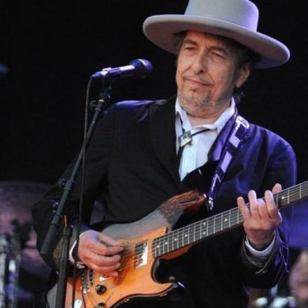 Bob Dylan finally agrees to accept Nobel Prize for Literature
