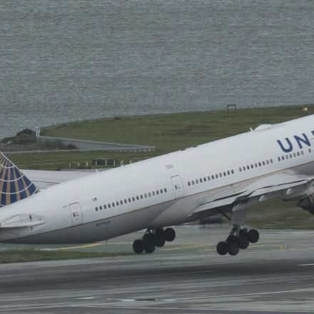 United Airlines Defends Right To Block Girls In Leggings