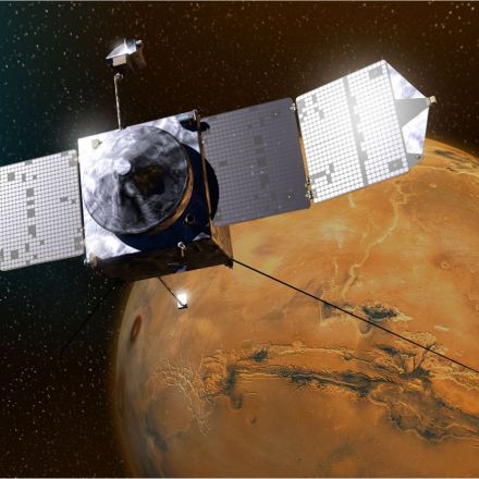 Mars Orbiter Steers Clear of Phobos