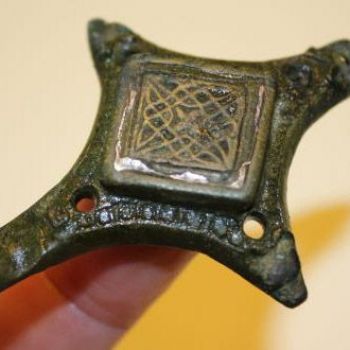 American student finds 12th century Irish brooch on a Galway Beach