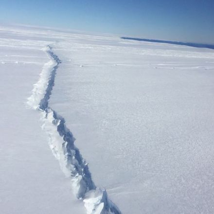 NASA study confirms rift in Antarctic ice shelf