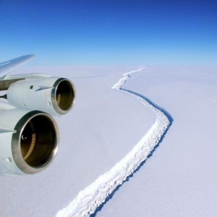 The huge crack in this Antarctic ice shelf just grew by another 6 miles