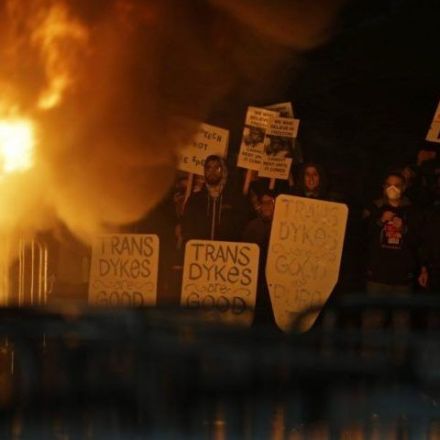 Extreme Protest Tactics Reduce Popular Support for Social Movements