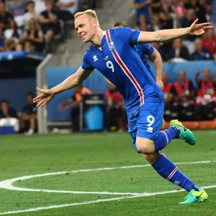 Massive underdog Iceland beats England 2-1, moves on to final 8 in Euro 2016.