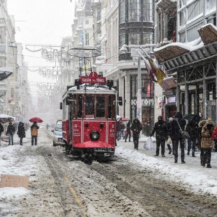 Heavy Snowfall Paralyses Istanbul
