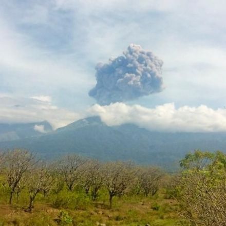 Indonesia Evacuates Hundreds of Tourists after Volcano Erupts