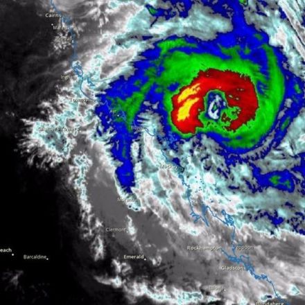 Cyclone Debbie: Thousands evacuate in Queensland, Australia
