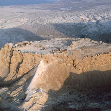 Decoding the ancient tale of mass suicide in the Judaean desert
