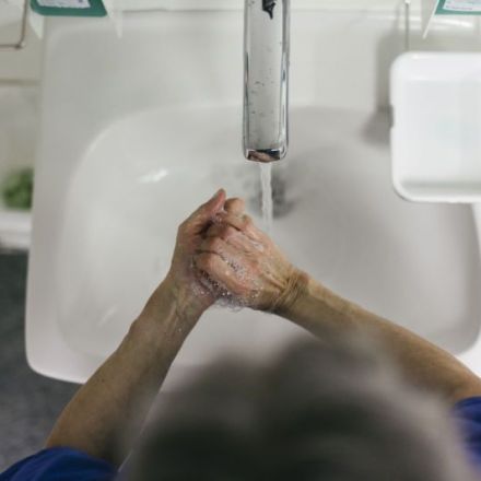 Turning the water on in a sink can launch pipe-climbing superbugs