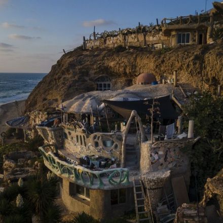 After half a century, Israel moves to evict squatter from his cave home on the beach