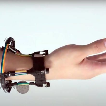 This bracelet transmits the position of your hands to virtual reality for a more immersive experience