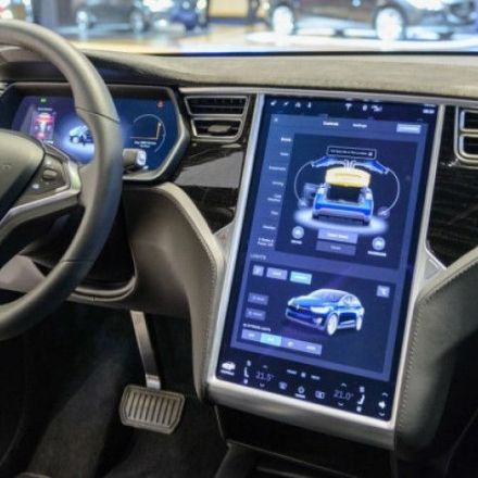 Tesla Autopilot Will Detect Green Lights and Speed Limit Signs With the Upcoming Update
