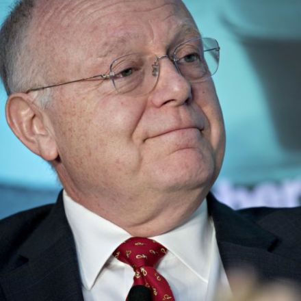 Pfizer CEO gets 61% pay raise—to $27.9 million—as drug prices continue to climb