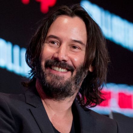 All hail regular guy Keanu Reeves, king of the airport