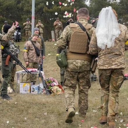 'I'm happy that we are alive': Ukrainian soldiers marry on the front line