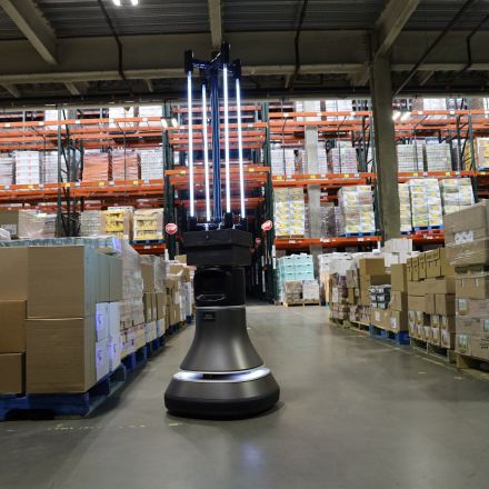 Autonomous robot uses UVC light to disinfect warehouses