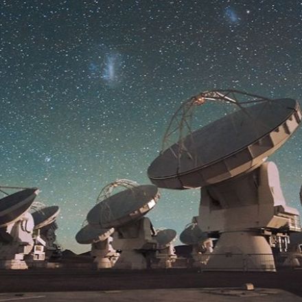Slow spin of early galaxy observed for the first time