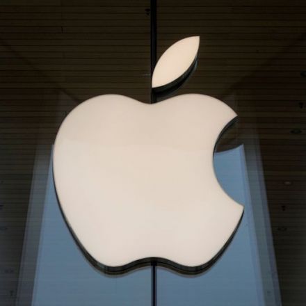 Apple plans to increase dividend, approves executive compensation