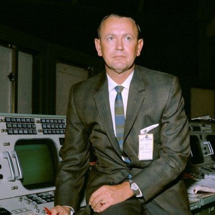 Christopher Kraft, NASA’s Face and Voice of Mission Control, Dies at 95