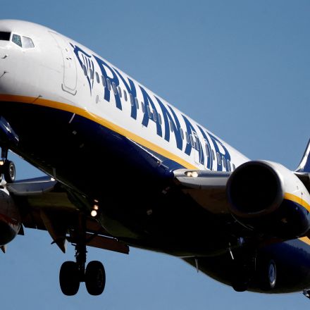 Ryanair aims for 10% full year profit growth on strong summer