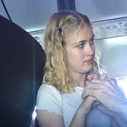 15-year-old on Alaska AIrlines flight uses sign language to help fellow passenger