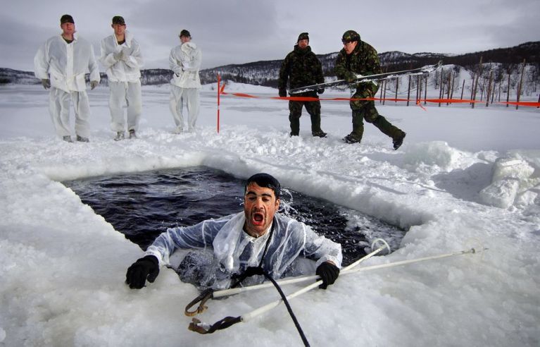 Royal Marine Commandos doing survival training in frozen lake - Snapzu.com