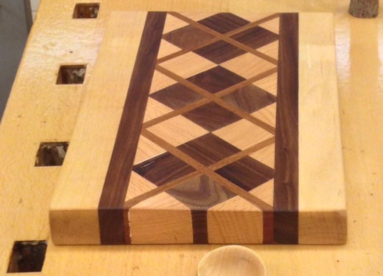 The argyle pattern is made with walnut, beech and mahogany, the vertical stripes with walnut and white maple. <br />
