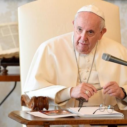 Pope, on Palm Sunday, says devil taking advantage of pandemic