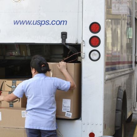 Amazon’s business generated $1.6 billion in 2019 profit for the USPS, new report finds
