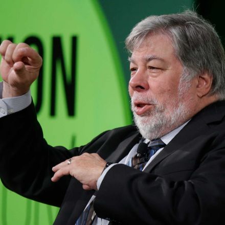 Apple co-founder protests Facebook by shutting down account