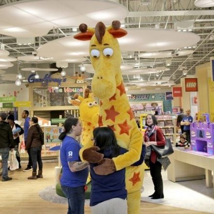 Toys R Us retrenches again, shutters its last 2 US stores