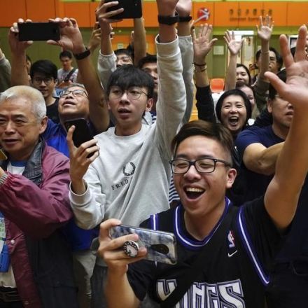Hong Kong: Pro-democracy candidates win landslide victory