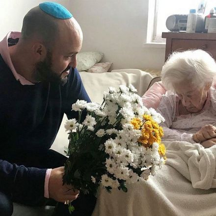 Holocaust survivor helps buy hospital bed for Polish rescuer, 102