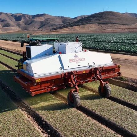 This new farming robot uses lasers to kill 200,000 weeds per hour