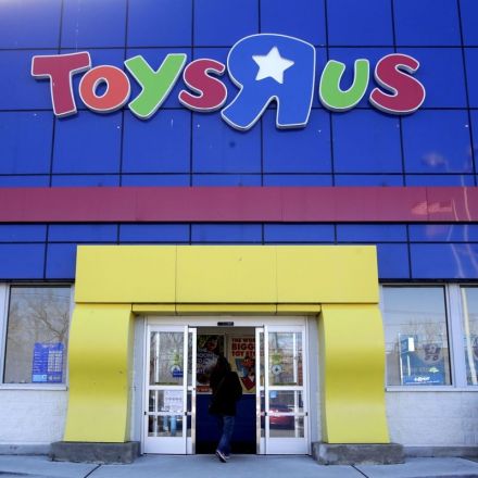 Toys R Us liquidation sales begin today. Here's what to know before you shop.