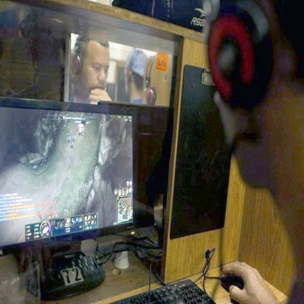 Desperate Venezuelans Turn to Video Games to Survive