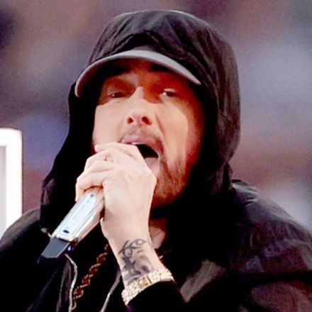 Fans confused by Eminem’s oddly dark eyebrows at Super Bowl 2022