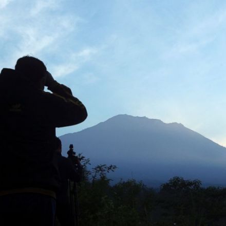 Indonesian official: More than 120,000 flee Bali volcano