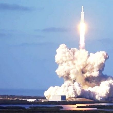 SpaceX's massive Falcon Heavy rocket lands $130 million military launch contract