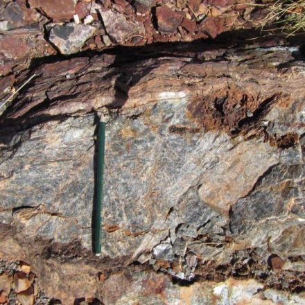 Fuel for earliest life forms: organic molecules found in 3.5 billion-year-old rocks