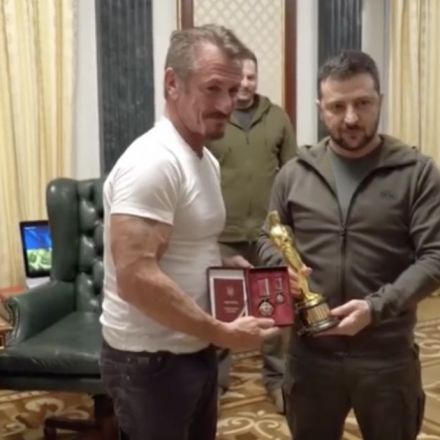 Sean Penn gifts his Oscar to Ukrainian President Zelenskyy "as a symbol of faith" until the end of the war