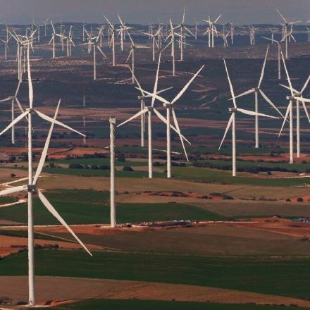 Favourable breezes boost Spain's wind power sector