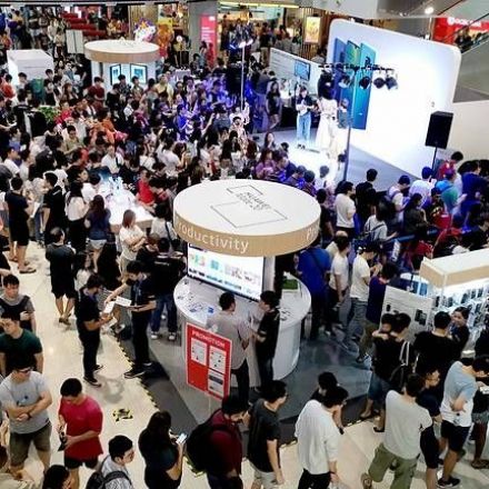 Crowds and a queue that started at 6am for Huawei Mate 20 launch