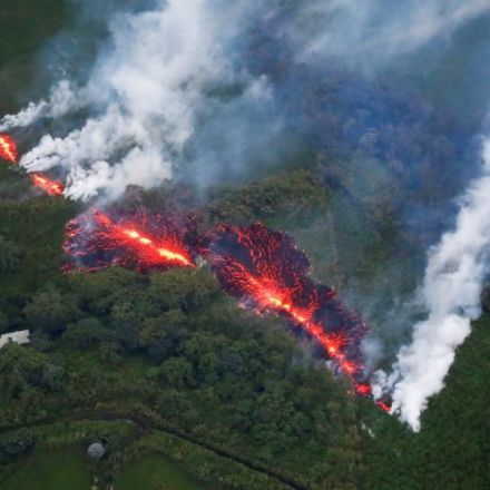 Huge Fissures open on Hawaiian Volcano | Pictures