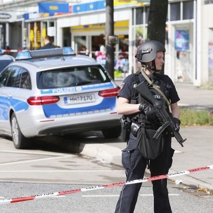 One dead after stabbing attack in Hamburg supermarket 